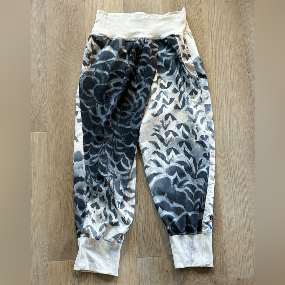 Lululemon Printed Harem Joggers Size 4 – Feather Brushstroke Crop Pants